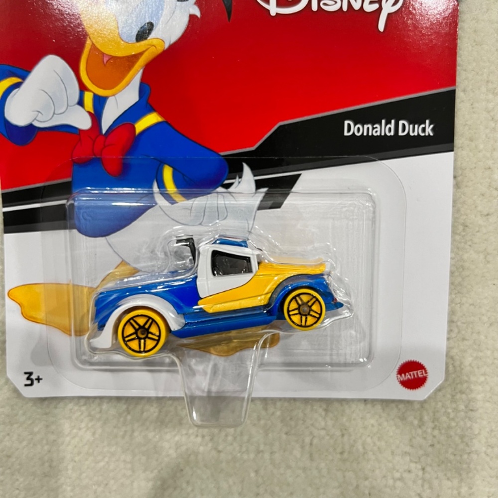 HotWheels X Disney Set of 2 Donald Duck & Daisy Duck Toy Cars - Picture 8 of 9